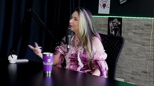 A primeira vez que deu o cu foi de frente e gosta de sua gozada, é viciada em menage, e bateu siririca no Uber – Raphaela Savanah (SHEER/RED) Halloween